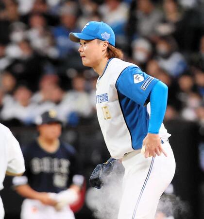 　３回、味方のエラーから連続適時打を許し、３点を失う山崎（撮影・中島達哉）