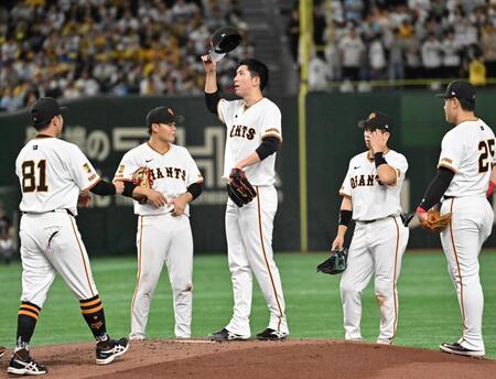 ３回２死満塁のピンチでマウンドの戸郷（中央）のもとに集まる巨人ナイン