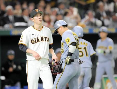 　２回、大山に勝ち越し打を浴びた戸郷（左）＝撮影・西岡正