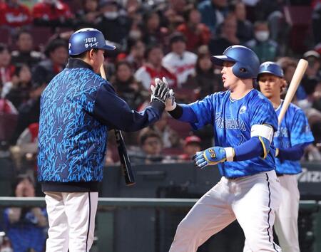 　３回、左越え２ランを放ち、石田裕とタッチする牧（撮影・市尻達拡）