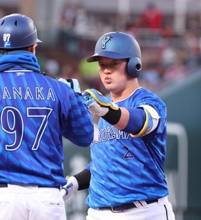 　１回、左前打を放ち、グータッチをする牧（撮影・市尻達拡）