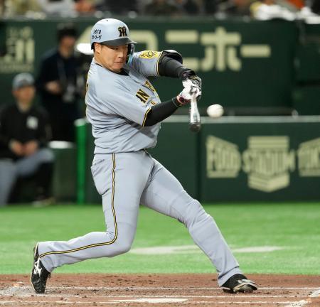 　３回阪神２死二塁、大山が中前に勝ち越し打を放つ＝東京ドーム