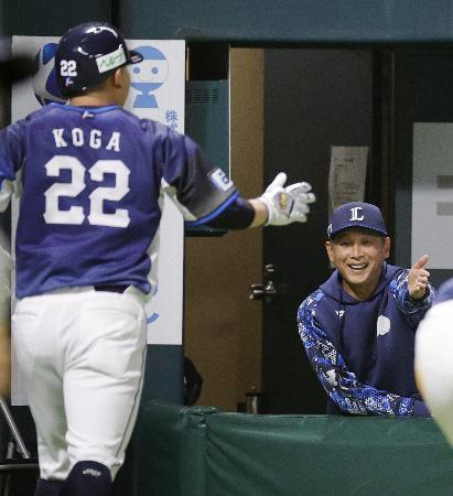 　４回、長谷川の２点打で生還した古賀悠を迎える西武・西口監督＝みずほペイペイドーム