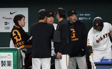 　３回の守備を終え、甲斐（左端）らと話す阿部監督（右から２人目）＝撮影・中田匡峻