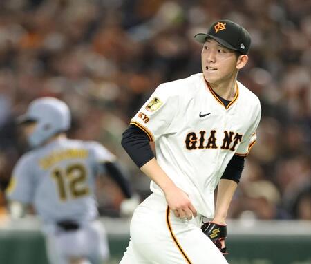 　３回、坂本（奥）に左前適時打を浴びた戸郷（撮影・中田匡峻）