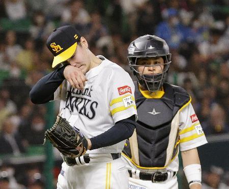 　４回途中、６失点で降板するソフトバンク・有原。奥は捕手の谷川原＝みずほペイペイドーム