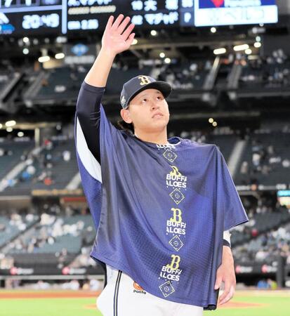 　スタンドの声援に応える宮城（撮影・中島達哉）