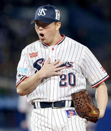 １１回２死二、三塁、中田を遊ゴロに打ち取り、胸に手を当てる木沢