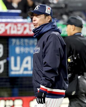　６回の攻撃後、選手交代を告げベンチに戻る高津監督