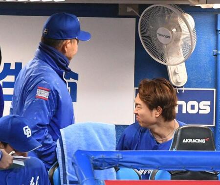 　８回裏終了後、高橋宏（右）に声をかける井上監督（撮影・佐藤厚）