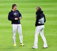 　試合前、新庄監督（右）と談笑する杉本（撮影・中島達哉）