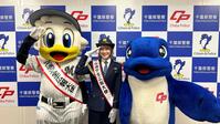 　出動式に参加したＹＵＫＡ（中央）とマーくん（左、球団提供）