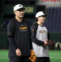 　大勢（右）らとノックを受ける田中将（撮影・中田匡峻）