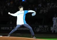 ファイナルピッチセレモニーで投球する増井浩俊氏（撮影・中島達哉）