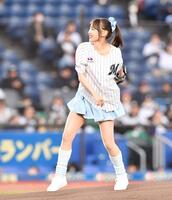 　始球式を務めるエイアイカの立花玲奈（撮影・開出牧）