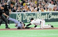 　３回、前川の左翼線への二塁打でオーバーランするも三塁へ帰塁する大山（左）＝撮影・西岡正