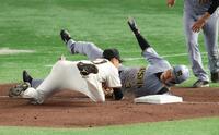 　３回、前川の二塁打で本塁突入を諦め、帰塁する大山（撮影・金田祐二）