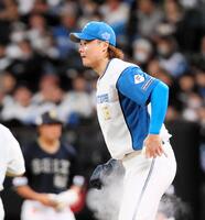 　３回、味方のエラーから連続適時打を許し、３点を失う山崎（撮影・中島達哉）