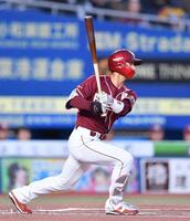 　１回、右前打を放つ宗山（撮影・開出牧）