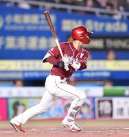 　４回、先制の左前適時打を放つ宗山（撮影・開出牧）