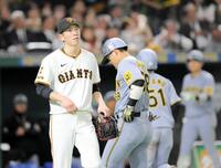 　２回、大山に勝ち越し打を浴びた戸郷（左）＝撮影・西岡正