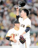 　３回、ピンチで帽子をとる戸郷（撮影・西岡正）