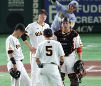 　３回、マウンドで厳しい表情の戸郷（左から２人目）と甲斐（右端）の巨人バッテリー（撮影・金田祐二）