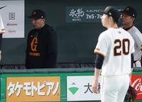 　３回を投げ終えた戸郷に交代を告げにいく阿部監督（撮影・金田祐二）