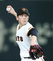 　力投する先発の戸郷（撮影・中田匡峻）
