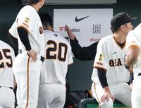 　３回を投げ終え阿部監督に肩をたたかれる戸郷（２０）＝撮影・金田祐二
