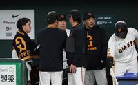 　３回の守備を終え、甲斐（左端）らと話す阿部監督（右から２人目）＝撮影・中田匡峻