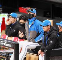 　８回、戦況を見つめる新庄監督（中央）＝撮影・中島達哉