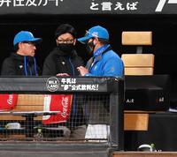 　オリックスに敗戦し、足早に引き揚げる新庄監督（右）＝撮影・中島達哉