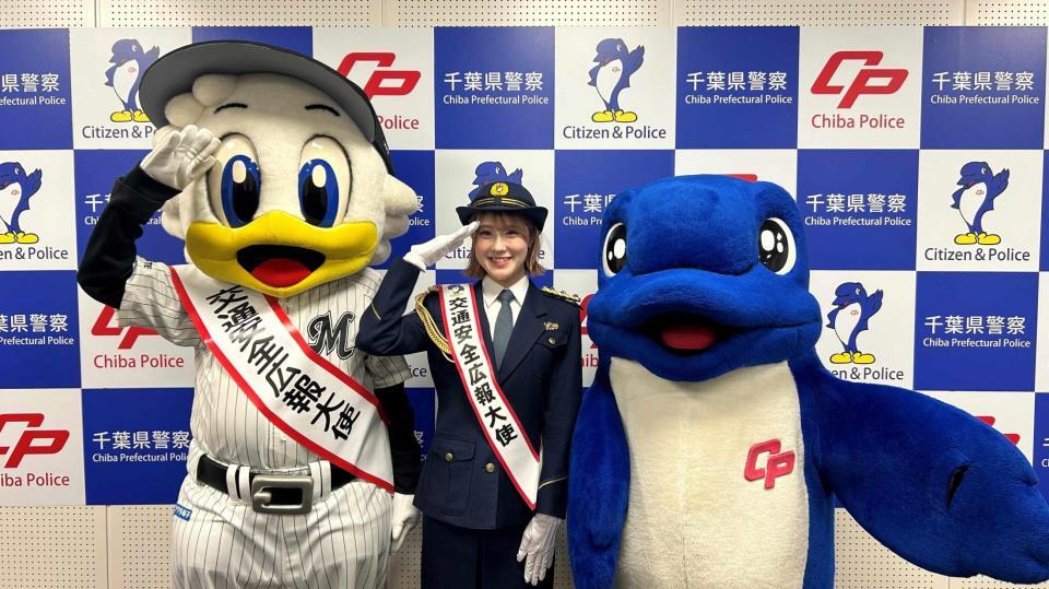 　出動式に参加したＹＵＫＡ（中央）とマーくん（左、球団提供）