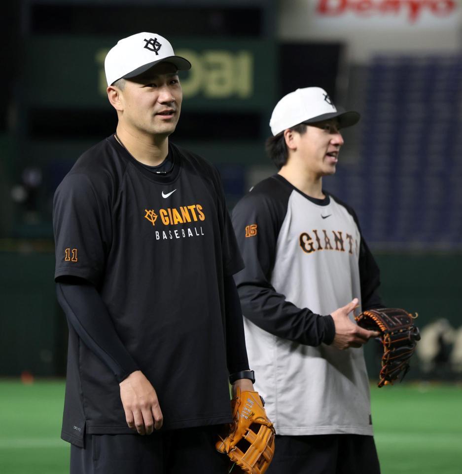 　大勢（右）らとノックを受ける田中将（撮影・中田匡峻）