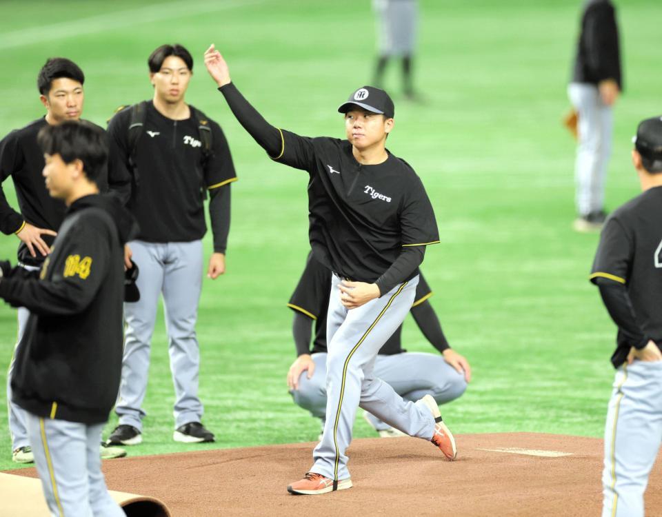 　試合前練習でマウンドの感触を確かめる村上（中央）＝撮影・西岡正