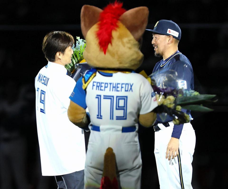　ファイナルピッチセレモニーで増井浩俊氏（左）に花束を贈呈する平野（撮影・中島達哉）
