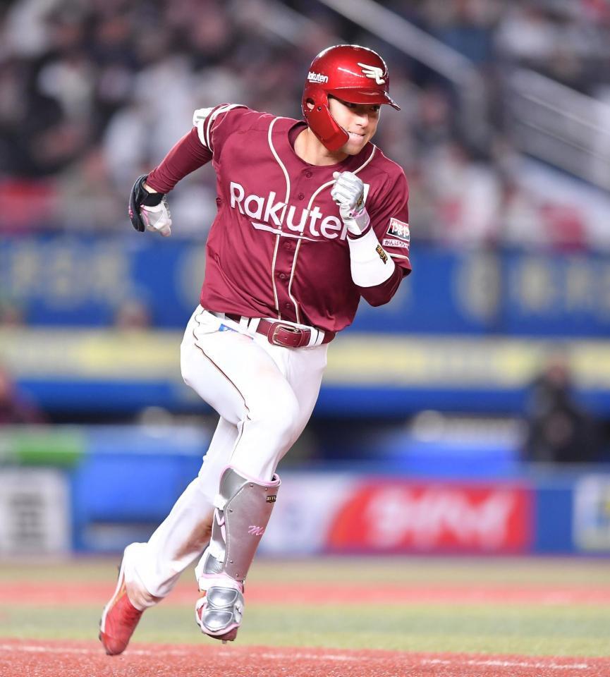 　４回、先制の左前適時打を放ち一塁へ走る宗山（撮影・開出牧）