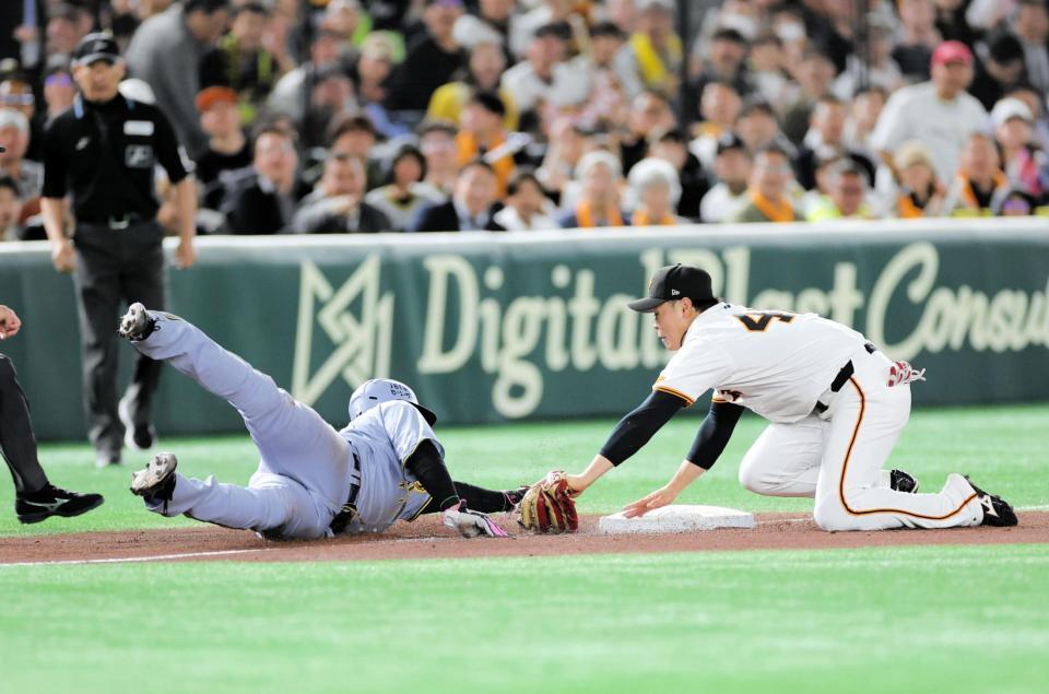 　３回、前川の左翼線への二塁打でオーバーランするも三塁へ帰塁する大山（左）＝撮影・西岡正