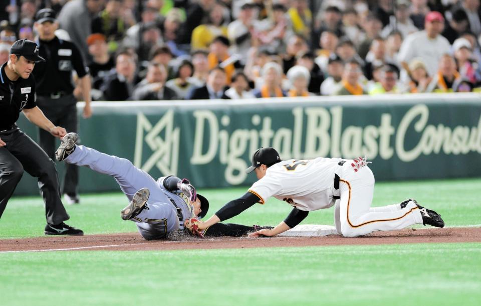 　３回、前川の左翼線への二塁打でオーバーランするも三塁へ帰塁する大山（左）＝撮影・西岡正