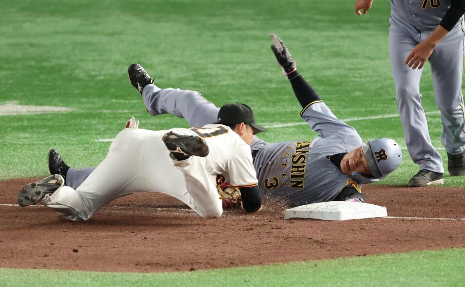 　３回、前川の二塁打で本塁突入を諦め、帰塁する大山（撮影・金田祐二）