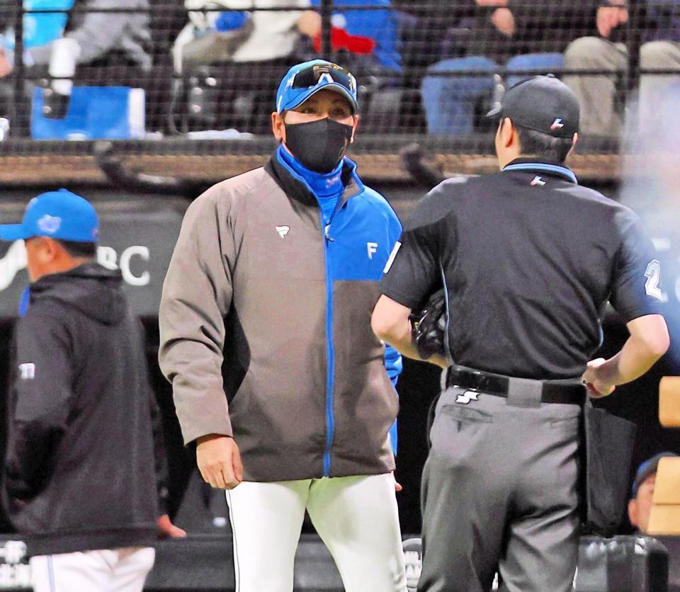 　４回、選手交代を告げる新庄監督（左）＝撮影・中島達哉
