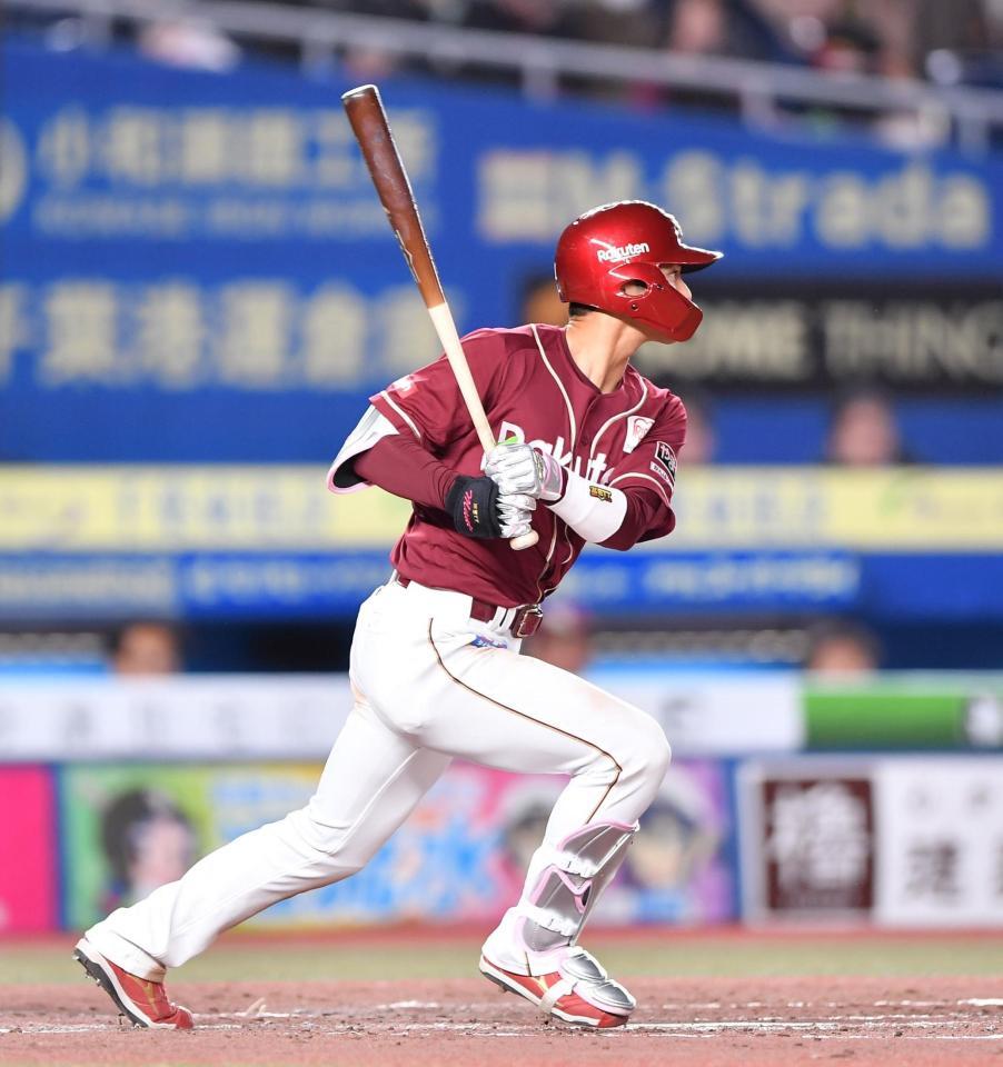 　４回、先制の左前適時打を放つ宗山（撮影・開出牧）