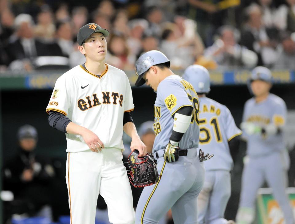 　２回、大山に勝ち越し打を浴びた戸郷（左）＝撮影・西岡正