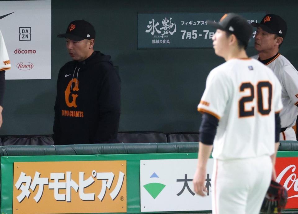 　３回を投げ終えた戸郷に交代を告げにいく阿部監督（撮影・金田祐二）