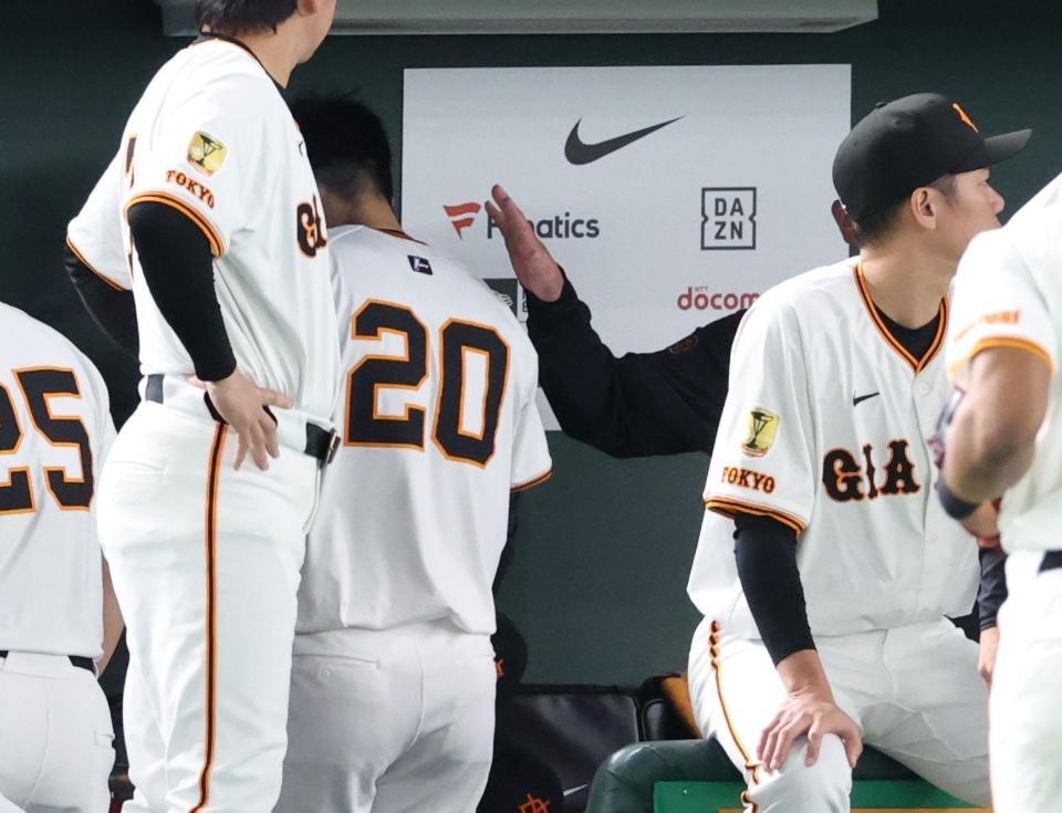 　３回を投げ終え阿部監督に肩をたたかれる戸郷（２０）＝撮影・金田祐二