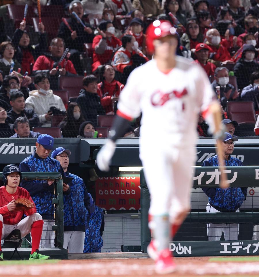 　６回、小園（手前）への押し出し四球で７点目を失い、のけぞる三浦監督（左から３人目）＝撮影・市尻達拡