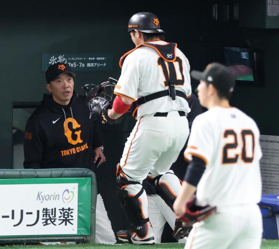 　２回、心配そうに甲斐（１０）に話しかける阿部監督。手前は戸郷（撮影・金田祐二）