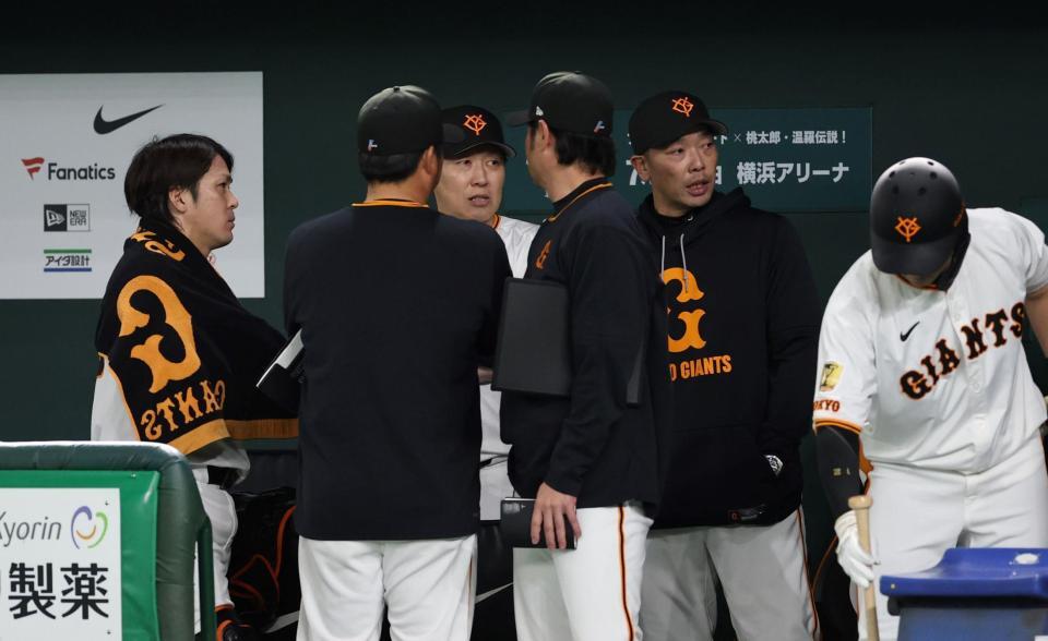 　３回の守備を終え、甲斐（左端）らと話す阿部監督（右から２人目）＝撮影・中田匡峻