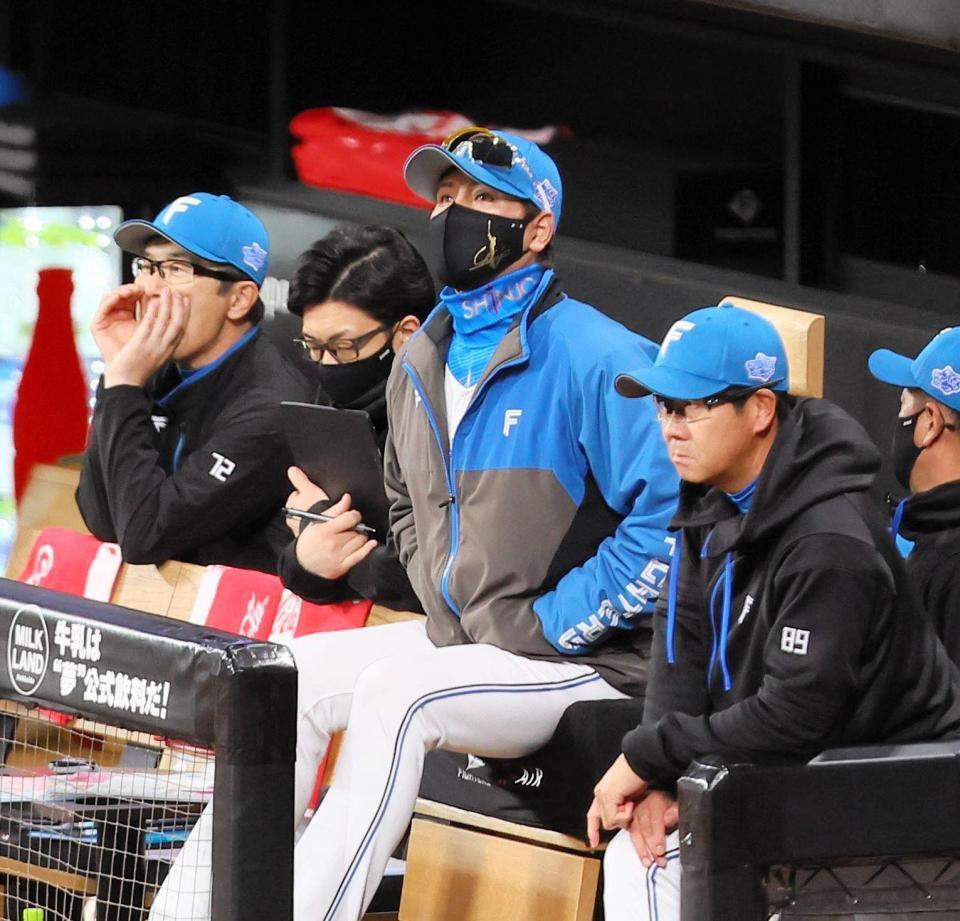 　８回、戦況を見つめる新庄監督（中央）＝撮影・中島達哉